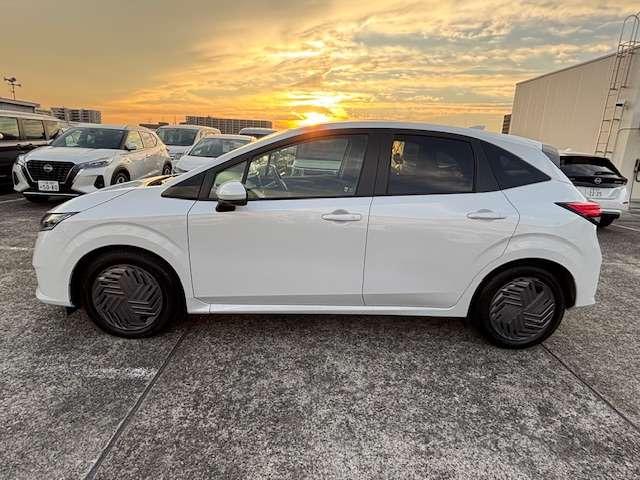 ノート Ｘ　９インチナビ　リアカメラ　ドラレコ（フロント＆車室内）　ＬＥＤヘッドライト　地デジフルセグ　衝突被害軽減ブレ－キ　前後センサー　横滑防止装置　オートマチックハイビーム　レーンアシスト　ワンオーナー（2枚目）