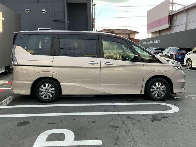 セレナ e-パワー ハイウェイスター ディラーナビ搭載 ドラレコ搭載 地デジ 両側電動ドア 衝突軽減 レーンキープ LED カーテンエアバック アルミ スマートキー 3列シート ETC エアバッグ オートエアコン(4枚目)