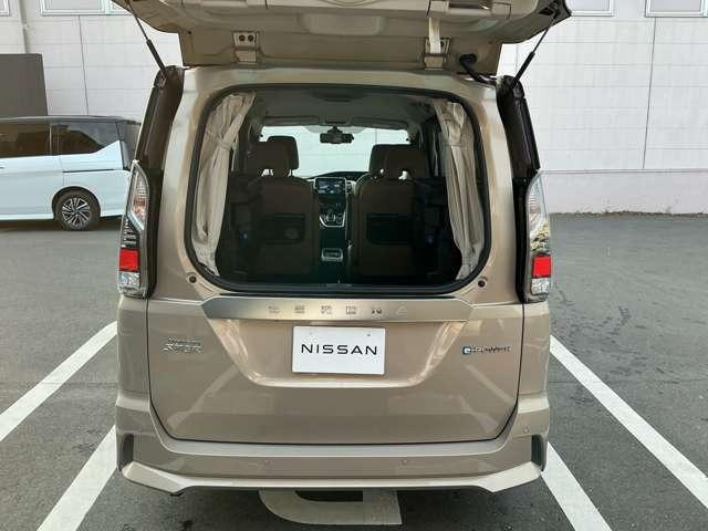 セレナ e-パワー ハイウェイスター ディラーナビ搭載 ドラレコ搭載 地デジ 両側電動ドア 衝突軽減 レーンキープ LED カーテンエアバック アルミ スマートキー 3列シート ETC エアバッグ オートエアコン(7枚目)