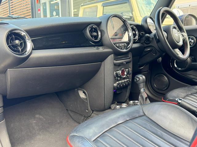 ＭＩＮＩ ジョンクーパーワークス　ドライブレコーダー　ＥＴＣ　アルミホイール　ＨＩＤ　キーレスエントリー　シートヒーター　ＡＴ　盗難防止システム　ＡＢＳ　ＥＳＣ　ＣＤ（21枚目）