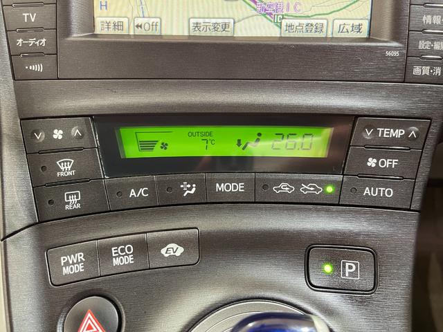 プリウス Ｓ　ＥＴＣ　パークアシスト　バックカメラ　ナビ　アルミホイール　オートライト　ＣＶＴ　スマートキー　アイドリングストップ　盗難防止システム　ＣＤ　ＤＶＤ再生　パワーウインドウ　電動格納ミラー（10枚目）