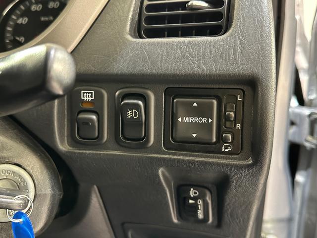 テリオスキッド カスタムＬ　４ＷＤ　キーレスエントリー　電動格納ミラー　ＭＴ　ＣＤ　アルミホイール　衝突安全ボディ　エアコン　センターデフロック　ターボ（13枚目）