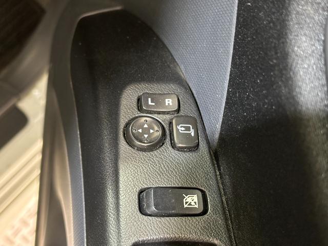 デリカＤ：２ Ｓ　バックカメラ　両側電動スライドドア　アルミホイール　オートライト　ＨＩＤ　スマートキー　電動格納ミラー　ＣＶＴ　盗難防止システム　衝突安全ボディ　ＡＢＳ　ＣＤ　ＤＶＤ再生　エアコン　エアバッグ（16枚目）