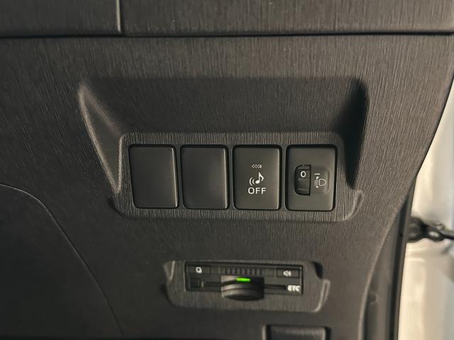 プリウスアルファ Ｓ　ＥＴＣ　バックカメラ　ナビ　ＴＶ　オートライト　後席モニター　スマートキー　電動格納ミラー　３列シート　ＣＶＴ　盗難防止システム　衝突安全ボディ　ＡＢＳ　ＥＳＣ　ＣＤ　ＤＶＤ再生（32枚目）