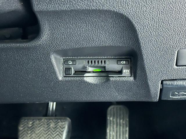 プリウス Ｓセーフティプラス　ＥＴＣ　バックカメラ　ナビ　ＴＶ　クリアランスソナー　アダプティブクルーズコントロール　パークアシスト　衝突被害軽減システム　アルミホイール　オートマチックハイビーム　オートライト　ＡＢＳ（23枚目）