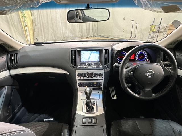 スカイライン ３７０ＧＴ　タイプＳ　ＥＴＣ　バックカメラ　ナビ　アルミホイール　オートライト　ＨＩＤ　ＡＴ　スマートキー　電動格納ミラー　盗難防止システム　パワーシート　ＣＤ　衝突安全ボディ　ＡＢＳ　ＥＳＣ　エアコン（4枚目）