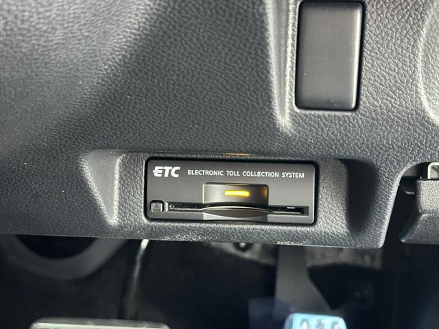 スカイライン ３７０ＧＴ　タイプＳ　ＥＴＣ　バックカメラ　ナビ　アルミホイール　オートライト　ＨＩＤ　ＡＴ　スマートキー　電動格納ミラー　盗難防止システム　パワーシート　ＣＤ　衝突安全ボディ　ＡＢＳ　ＥＳＣ　エアコン（12枚目）