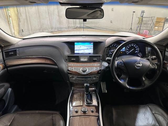 フーガ ３７０ＧＴ　タイプＳ　ＢＯＳＥサウンド　本革シート　ＥＴＣ　オートクルーズコントロール　バックカメラ　ナビ　ＴＶ　アルミホイール　オートライト　ＨＩＤ　ＡＴ　スマートキー　電動格納ミラー　パワーシート　オットマン　ＣＤ（4枚目）