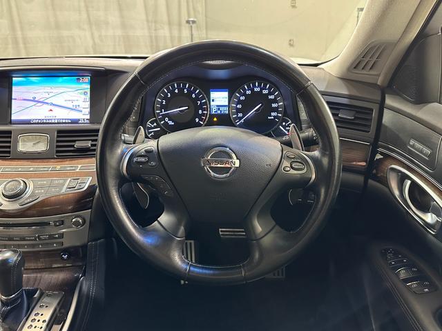 フーガ ３７０ＧＴ　タイプＳ　ＢＯＳＥサウンド　本革シート　ＥＴＣ　オートクルーズコントロール　バックカメラ　ナビ　ＴＶ　アルミホイール　オートライト　ＨＩＤ　ＡＴ　スマートキー　電動格納ミラー　パワーシート　オットマン　ＣＤ（5枚目）