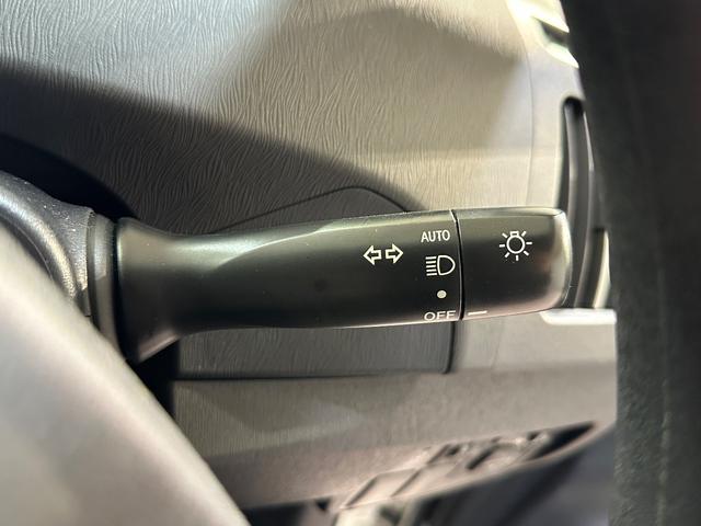 プリウス L ETC ナビ オートライト CVT スマートキー 電動格納ミラー 盗難防止システム 衝突安全ボディ ABS エアコン パワーステアリング パワーウィンドウ 運転席エアバッグ アルミホイール(14枚目)