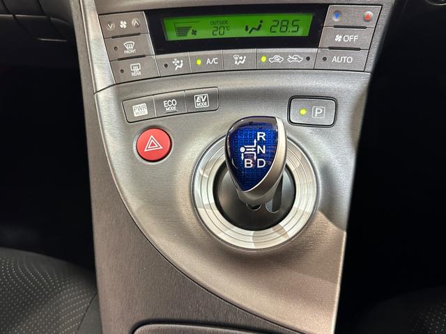プリウス L ETC ナビ オートライト CVT スマートキー 電動格納ミラー 盗難防止システム 衝突安全ボディ ABS エアコン パワーステアリング パワーウィンドウ 運転席エアバッグ アルミホイール(32枚目)