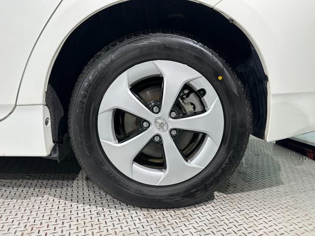 プリウス L ETC ナビ オートライト CVT スマートキー 電動格納ミラー 盗難防止システム 衝突安全ボディ ABS エアコン パワーステアリング パワーウィンドウ 運転席エアバッグ アルミホイール(43枚目)