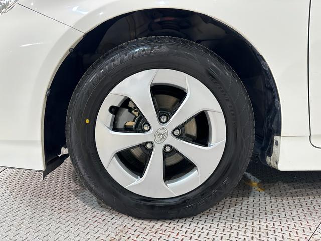 プリウス L ETC ナビ オートライト CVT スマートキー 電動格納ミラー 盗難防止システム 衝突安全ボディ ABS エアコン パワーステアリング パワーウィンドウ 運転席エアバッグ アルミホイール(44枚目)