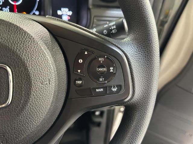 高速道路で便利なクルーズコントロール機能が付いていますよ。速度を設定するとアクセルを踏まなくても一定の速度で走ることができるので足を休ませる事ができますね。