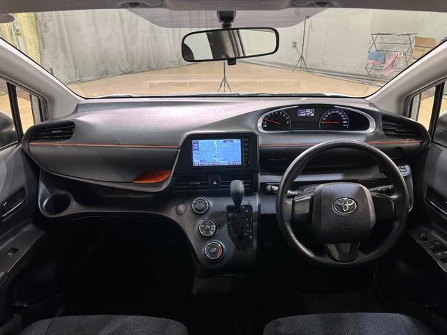 シエンタ X Vパッケージ 4WD ETC バックカメラ ナビ TV 両側スライドドア キーレスエントリー 3列シート CVT CD ミュージックプレイヤー接続可 衝突安全ボディ ABS ESC パワーステアリング エアバッグ(6枚目)