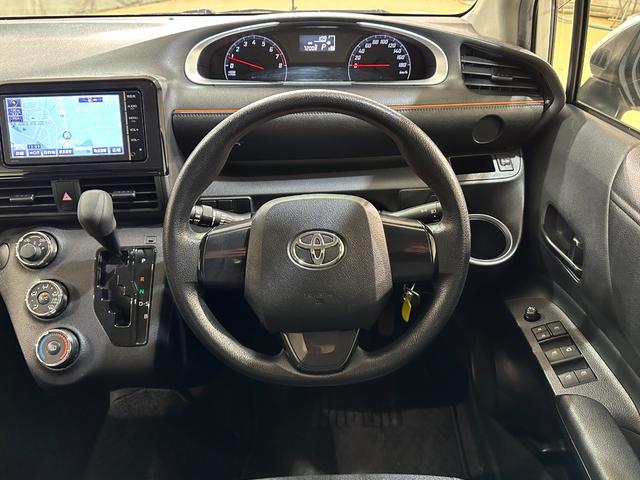 シエンタ X Vパッケージ 4WD ETC バックカメラ ナビ TV 両側スライドドア キーレスエントリー 3列シート CVT CD ミュージックプレイヤー接続可 衝突安全ボディ ABS ESC パワーステアリング エアバッグ(7枚目)