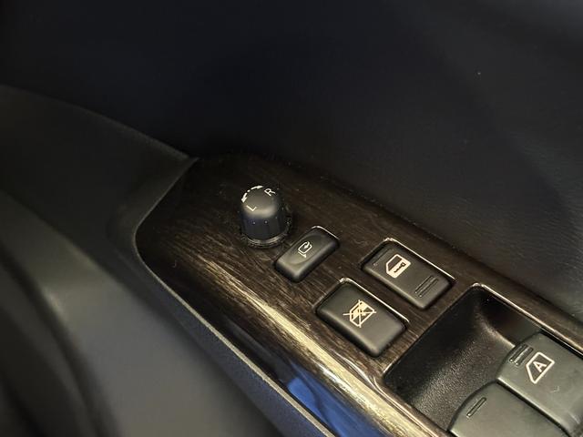 エルグランド ３５０ハイウェイスター　ＥＴＣ　全周囲カメラ　ナビ　ＴＶ　両側電動スライドドア　オートライト　ＨＩＤ　スマートキー　電動格納ミラー　後席モニター　３列シート　ＣＶＴ　アルミホイール　ＡＢＳ　エアバッグ　パワーウインドウ（27枚目）