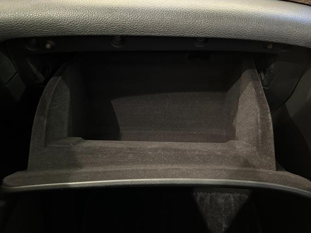 エルグランド ３５０ハイウェイスター　ＥＴＣ　全周囲カメラ　ナビ　ＴＶ　両側電動スライドドア　オートライト　ＨＩＤ　スマートキー　電動格納ミラー　後席モニター　３列シート　ＣＶＴ　アルミホイール　ＡＢＳ　エアバッグ　パワーウインドウ（31枚目）