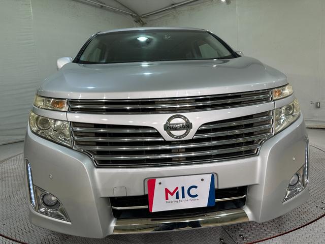 エルグランド ３５０ハイウェイスター　ＥＴＣ　全周囲カメラ　ナビ　ＴＶ　両側電動スライドドア　オートライト　ＨＩＤ　スマートキー　電動格納ミラー　後席モニター　３列シート　ＣＶＴ　アルミホイール　ＡＢＳ　エアバッグ　パワーウインドウ（42枚目）