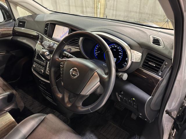 エルグランド ３５０ハイウェイスター　ＥＴＣ　全周囲カメラ　ナビ　ＴＶ　両側電動スライドドア　オートライト　ＨＩＤ　スマートキー　電動格納ミラー　後席モニター　３列シート　ＣＶＴ　アルミホイール　ＡＢＳ　エアバッグ　パワーウインドウ（43枚目）