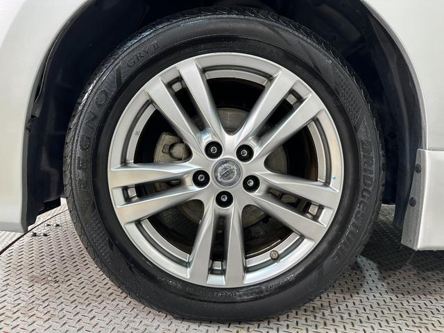 エルグランド ３５０ハイウェイスター　ＥＴＣ　全周囲カメラ　ナビ　ＴＶ　両側電動スライドドア　オートライト　ＨＩＤ　スマートキー　電動格納ミラー　後席モニター　３列シート　ＣＶＴ　アルミホイール　ＡＢＳ　エアバッグ　パワーウインドウ（49枚目）