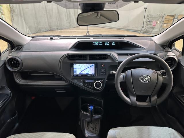 アクア L バックカメラ ナビ 衝突被害軽減システム オートマチックハイビーム キーレスエントリー 電動格納ミラー 衝突安全ボディ ABS ESC CD DVD再生 エアバッグ パワーウインドウ(5枚目)