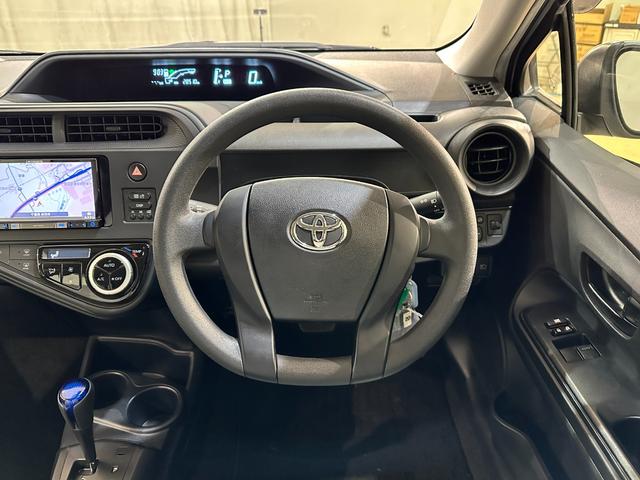 アクア L バックカメラ ナビ 衝突被害軽減システム オートマチックハイビーム キーレスエントリー 電動格納ミラー 衝突安全ボディ ABS ESC CD DVD再生 エアバッグ パワーウインドウ(6枚目)