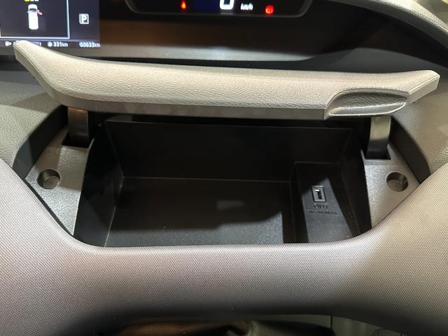 セレナ Ｂ　ＥＴＣ　ナビ　ＴＶ　オートクルーズコントロール　両側スライドドア　オートライト　キーレスエントリー　電動格納ミラー　３列シート　ＣＶＴ　ＣＤ　ミュージックプレイヤー接続　パワーウインドウ（34枚目）