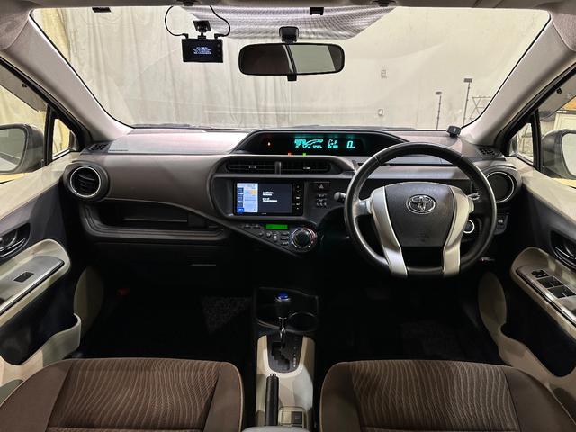 アクア G ナビ ETC オートライト スマートキー 電動格納ミラー CVT 衝突安全ボディ ABS ESC CD エアコン パワーステアリング パワーウィンドウ エアバッグ(5枚目)