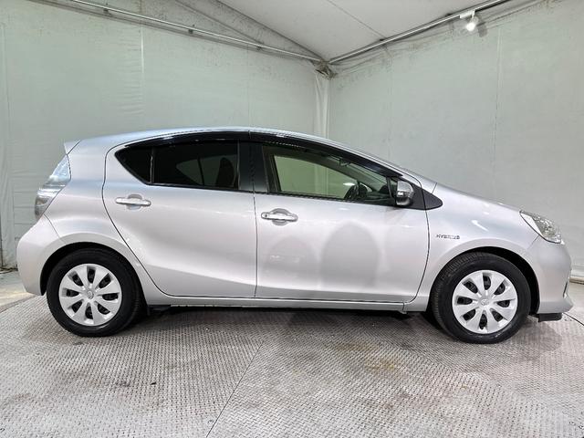 アクア G ナビ ETC オートライト スマートキー 電動格納ミラー CVT 衝突安全ボディ ABS ESC CD エアコン パワーステアリング パワーウィンドウ エアバッグ(15枚目)