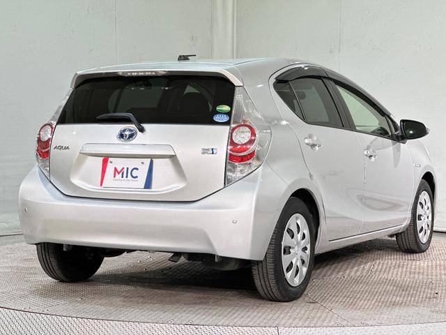 アクア G ナビ ETC オートライト スマートキー 電動格納ミラー CVT 衝突安全ボディ ABS ESC CD エアコン パワーステアリング パワーウィンドウ エアバッグ(18枚目)