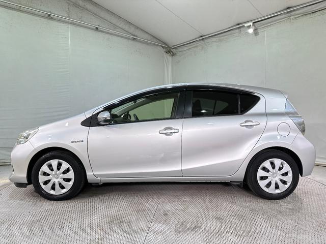 アクア G ナビ ETC オートライト スマートキー 電動格納ミラー CVT 衝突安全ボディ ABS ESC CD エアコン パワーステアリング パワーウィンドウ エアバッグ(21枚目)