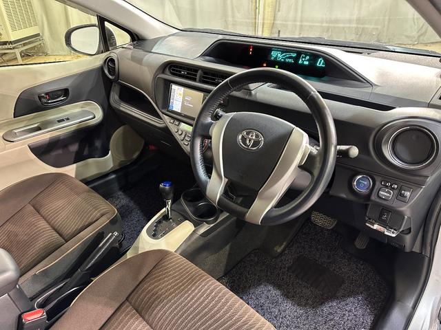 アクア G ナビ ETC オートライト スマートキー 電動格納ミラー CVT 衝突安全ボディ ABS ESC CD エアコン パワーステアリング パワーウィンドウ エアバッグ(27枚目)