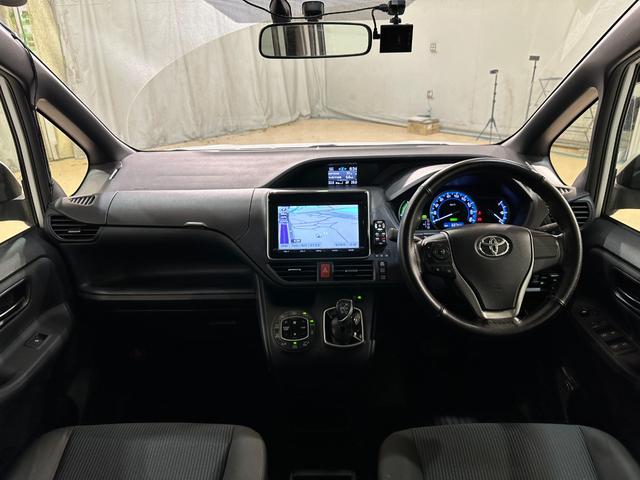 ヴォクシー ハイブリッドＸ　バックカメラ　ナビ　ＴＶ　両側スライド・片側電動　オートライト　ＬＥＤヘッドランプ　スマートキー　電動格納ミラー　３列シート　ＣＶＴ　アルミホイール　ＣＤ　ＤＶＤ再生　Ｂｌｕｅｔｏｏｔｈ（5枚目）