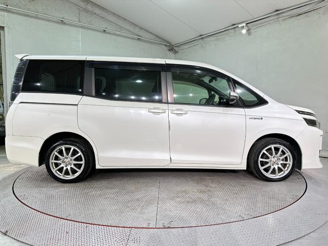 ヴォクシー ハイブリッドＸ　バックカメラ　ナビ　ＴＶ　両側スライド・片側電動　オートライト　ＬＥＤヘッドランプ　スマートキー　電動格納ミラー　３列シート　ＣＶＴ　アルミホイール　ＣＤ　ＤＶＤ再生　Ｂｌｕｅｔｏｏｔｈ（17枚目）