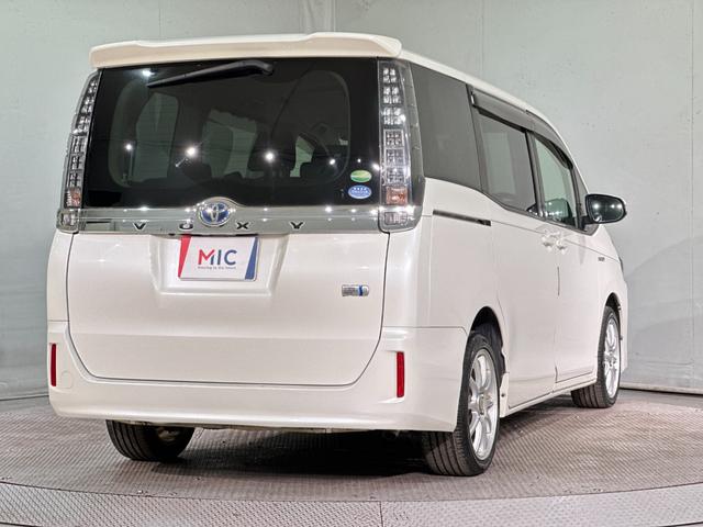 ヴォクシー ハイブリッドＸ　バックカメラ　ナビ　ＴＶ　両側スライド・片側電動　オートライト　ＬＥＤヘッドランプ　スマートキー　電動格納ミラー　３列シート　ＣＶＴ　アルミホイール　ＣＤ　ＤＶＤ再生　Ｂｌｕｅｔｏｏｔｈ（18枚目）