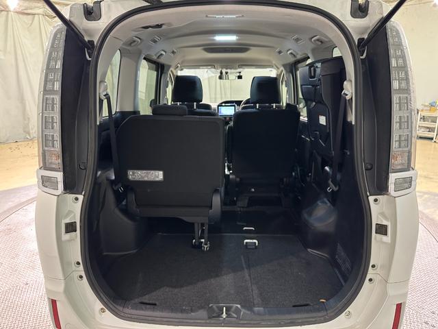 ヴォクシー ハイブリッドＸ　バックカメラ　ナビ　ＴＶ　両側スライド・片側電動　オートライト　ＬＥＤヘッドランプ　スマートキー　電動格納ミラー　３列シート　ＣＶＴ　アルミホイール　ＣＤ　ＤＶＤ再生　Ｂｌｕｅｔｏｏｔｈ（30枚目）