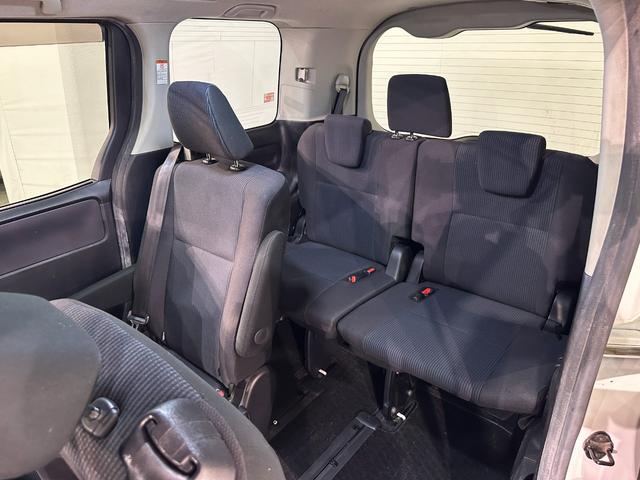 ヴォクシー ハイブリッドＸ　バックカメラ　ナビ　ＴＶ　両側スライド・片側電動　オートライト　ＬＥＤヘッドランプ　スマートキー　電動格納ミラー　３列シート　ＣＶＴ　アルミホイール　ＣＤ　ＤＶＤ再生　Ｂｌｕｅｔｏｏｔｈ（33枚目）