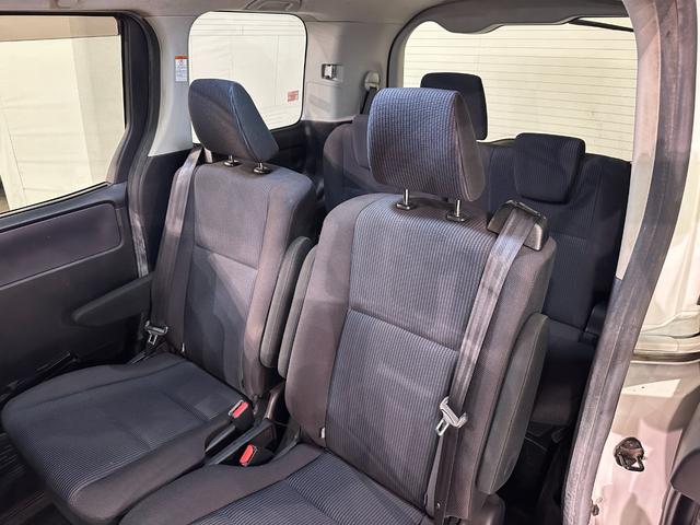 ヴォクシー ハイブリッドＸ　バックカメラ　ナビ　ＴＶ　両側スライド・片側電動　オートライト　ＬＥＤヘッドランプ　スマートキー　電動格納ミラー　３列シート　ＣＶＴ　アルミホイール　ＣＤ　ＤＶＤ再生　Ｂｌｕｅｔｏｏｔｈ（34枚目）