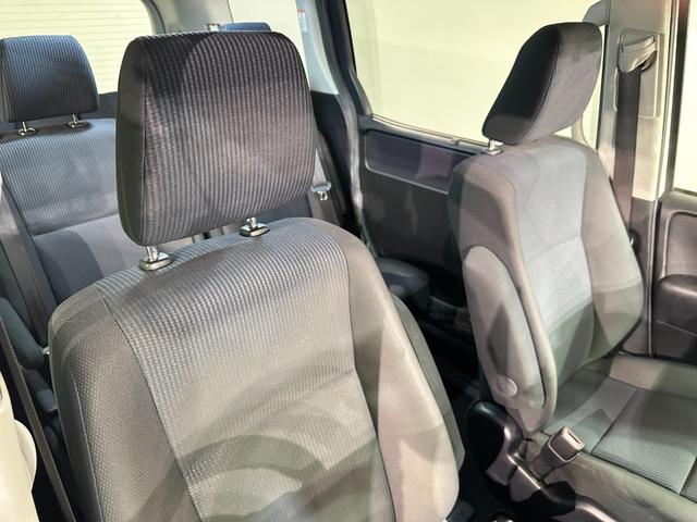 ヴォクシー ハイブリッドＸ　バックカメラ　ナビ　ＴＶ　両側スライド・片側電動　オートライト　ＬＥＤヘッドランプ　スマートキー　電動格納ミラー　３列シート　ＣＶＴ　アルミホイール　ＣＤ　ＤＶＤ再生　Ｂｌｕｅｔｏｏｔｈ（35枚目）