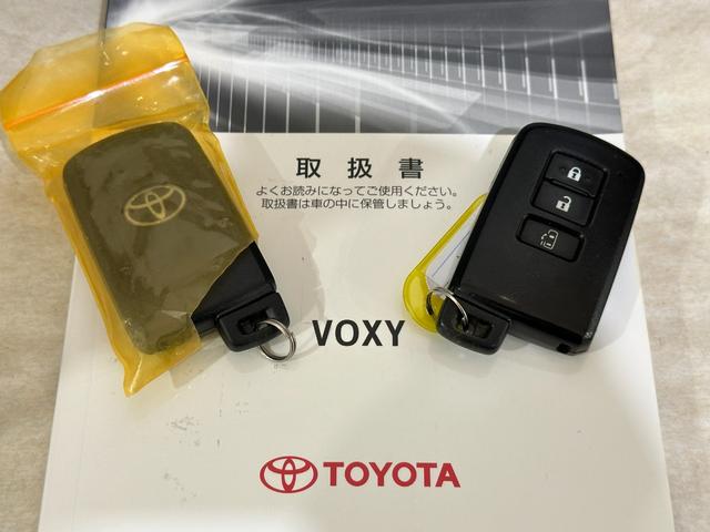 ヴォクシー ハイブリッドＸ　バックカメラ　ナビ　ＴＶ　両側スライド・片側電動　オートライト　ＬＥＤヘッドランプ　スマートキー　電動格納ミラー　３列シート　ＣＶＴ　アルミホイール　ＣＤ　ＤＶＤ再生　Ｂｌｕｅｔｏｏｔｈ（40枚目）