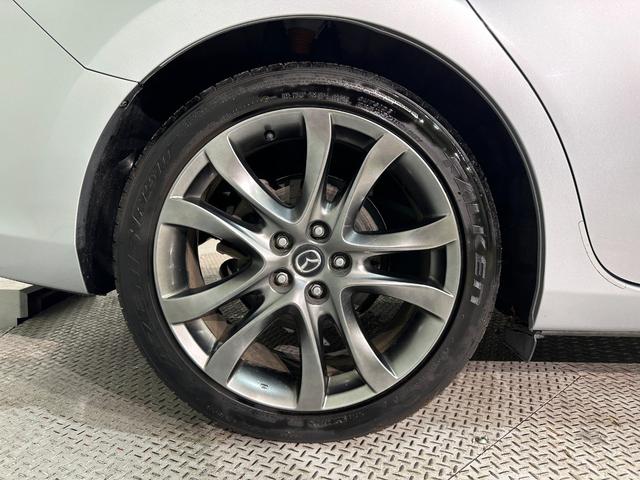 アルミホイールを履いています。アルミホイールだけでも車のイメージがかなり変わりますね。