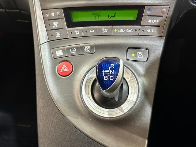 プリウス Ｓ　ナビ　ワンオーナー　ドライブレコーダー　ＥＴＣ　オートライト　ＨＩＤ　ＣＶＴ　電動格納ミラー　衝突安全ボディ　ＡＢＳ　エアコン　パワーステアリング　パワーウィンドウ　ドライブレコーダー（9枚目）