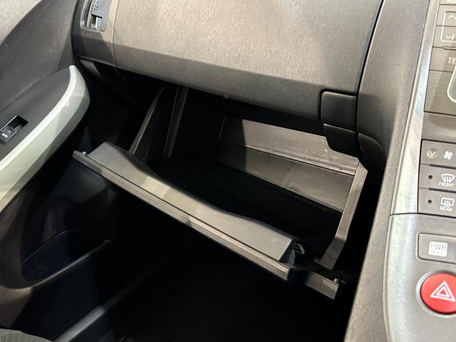 プリウス Ｓ　ナビ　ワンオーナー　ドライブレコーダー　ＥＴＣ　オートライト　ＨＩＤ　ＣＶＴ　電動格納ミラー　衝突安全ボディ　ＡＢＳ　エアコン　パワーステアリング　パワーウィンドウ　ドライブレコーダー（33枚目）