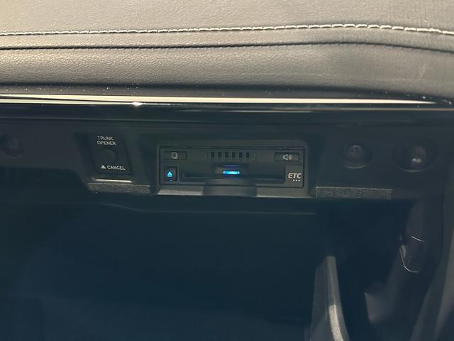 クラウンハイブリッド Ｓ　Ｃパッケージ　ＥＴＣ　クリアランスソナー　アダプティブクルーズコントロール　衝突被害軽減システム　バックカメラ　ナビ　ＴＶ　アルミホイール　オートマチックハイビーム　オートライト　Ｂｌｕｅｔｏｏｔｈ（16枚目）