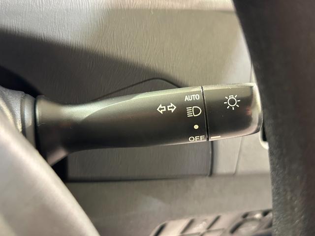 プリウス Ｓ　ＥＴＣ　ナビ　ＴＶ　アルミホイール　オートライト　ＨＩＤ　ＣＶＴ　スマートキー　電動格納ミラー　盗難防止システム　ＣＤ　ＤＶＤ再生　Ｂｌｕｅｔｏｏｔｈ（12枚目）