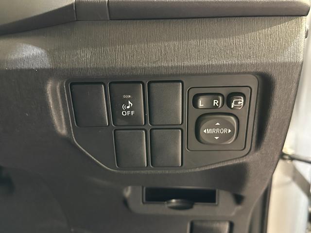プリウス Ｓ　ＥＴＣ　ナビ　ＴＶ　アルミホイール　オートライト　ＨＩＤ　ＣＶＴ　スマートキー　電動格納ミラー　盗難防止システム　ＣＤ　ＤＶＤ再生　Ｂｌｕｅｔｏｏｔｈ（13枚目）