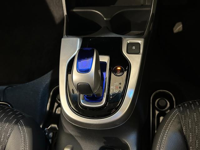 フィットハイブリッド Ｌパッケージ　ハイブリッド　ＥＴＣ　バックカメラ　ナビ　オートクルーズコントロール　オートライト　ＬＥＤヘッドランプ　スマートキー　電動格納ミラー　ＡＴ　盗難防止システム　衝突安全ボディ　ＣＤ　ＤＶＤ再生（8枚目）