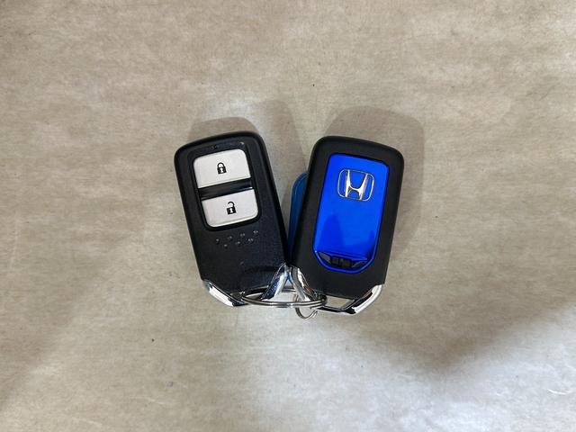 フィットハイブリッド Ｌパッケージ　ハイブリッド　ＥＴＣ　バックカメラ　ナビ　オートクルーズコントロール　オートライト　ＬＥＤヘッドランプ　スマートキー　電動格納ミラー　ＡＴ　盗難防止システム　衝突安全ボディ　ＣＤ　ＤＶＤ再生（25枚目）