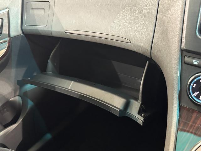 マークＸジオ ２４０　ナビ　ＥＴＣ　バックカメラ　ＴＶ　オートライト　スマートキー　電動格納ミラー　３列シート　ＣＶＴ　ＣＤ　ミュージックプレイヤー接続可　盗難防止システム　衝突安全ボディ　ＡＢＳ　ＥＳＣ　エアコン（27枚目）